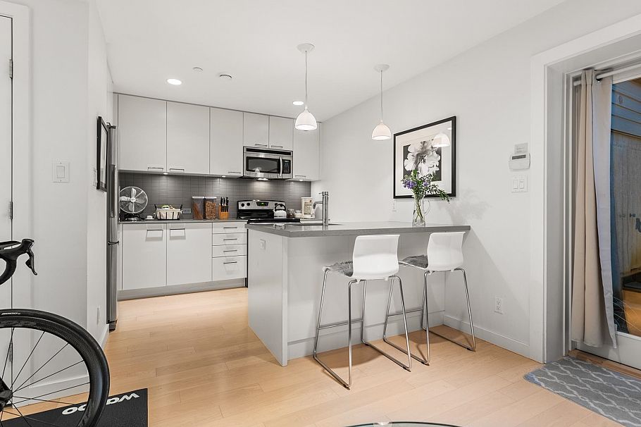 98 W 18th Avenue Vancouver, BC - 31