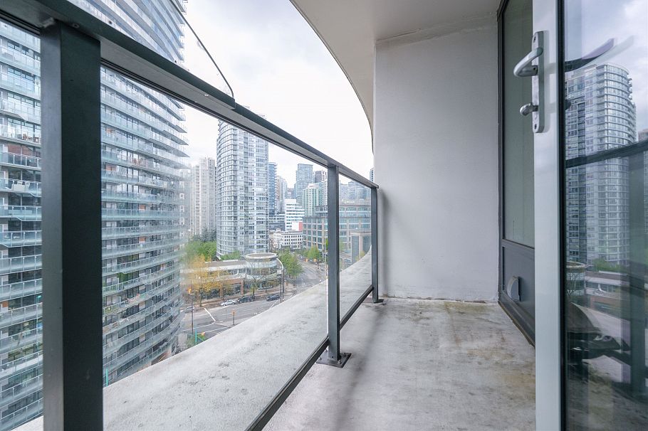 1115 68 Smithe Street Vancouver, BC - 17