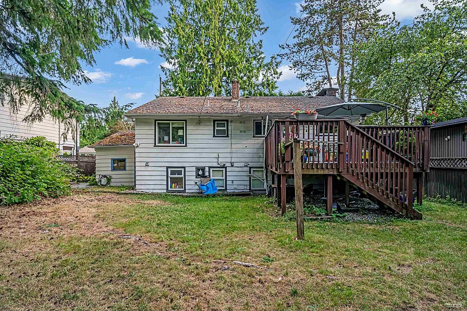 1052 Montroyal Boulevard North Vancouver, BC - 26