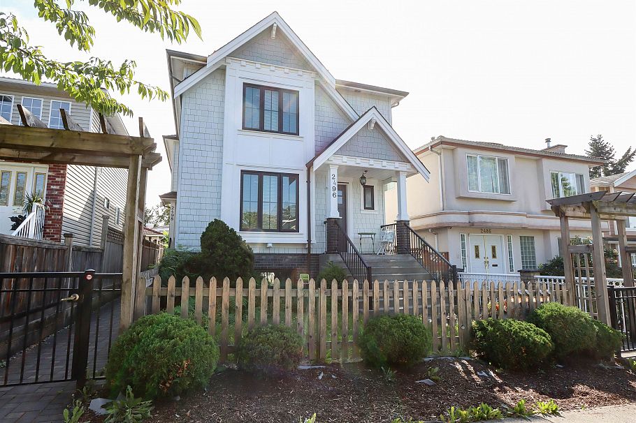 2496 Brock Street Vancouver, BC - 1