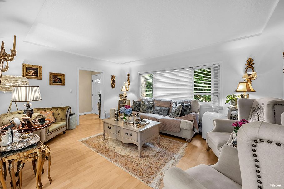 1052 Montroyal Boulevard North Vancouver, BC - 4