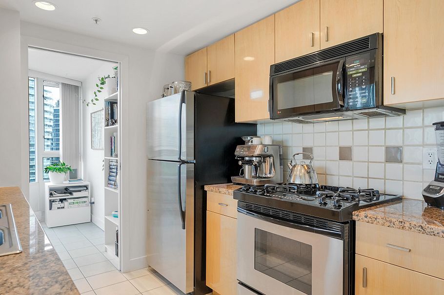 1101 1033 Marinaside Crescent Vancouver, BC - 15