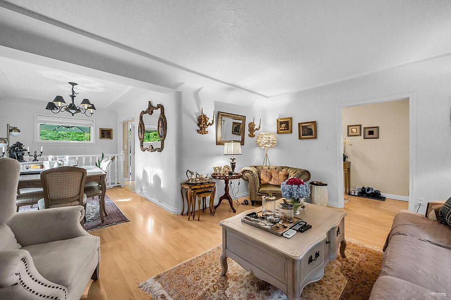 1052 Montroyal Boulevard North Vancouver, BC - 5