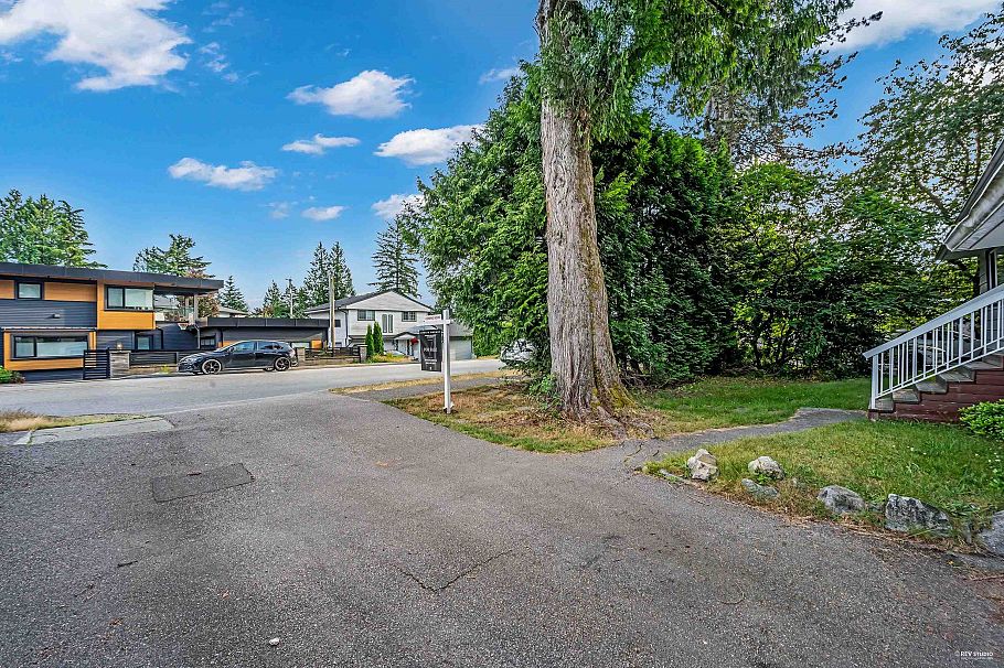 1052 Montroyal Boulevard North Vancouver, BC - 24