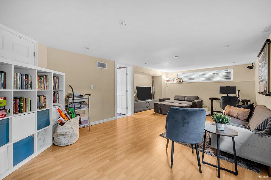 1052 Montroyal Boulevard North Vancouver, BC - 18