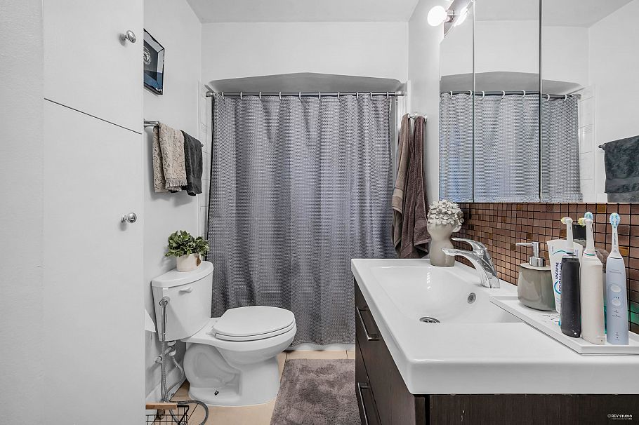 1052 Montroyal Boulevard North Vancouver, BC - 10