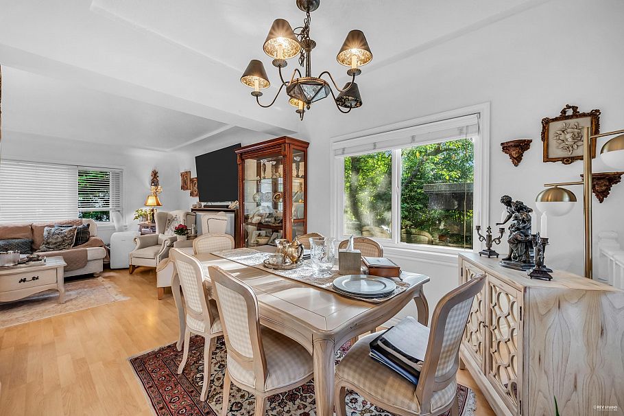 1052 Montroyal Boulevard North Vancouver, BC - 7