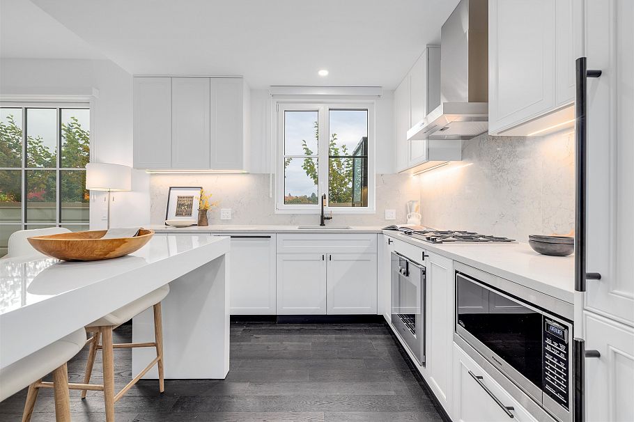 404 2096 W 47th Avenue Vancouver, BC - 2