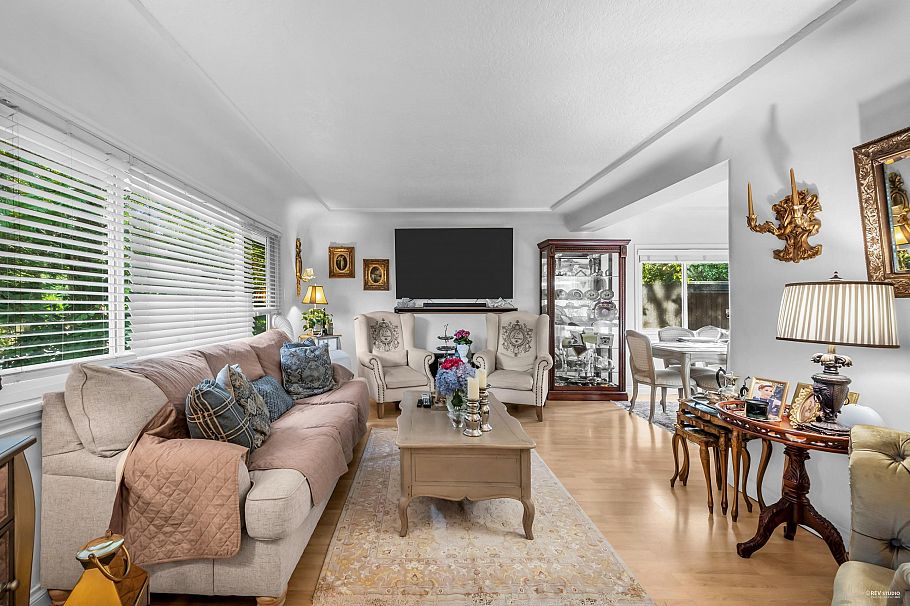 1052 Montroyal Boulevard North Vancouver, BC - 1