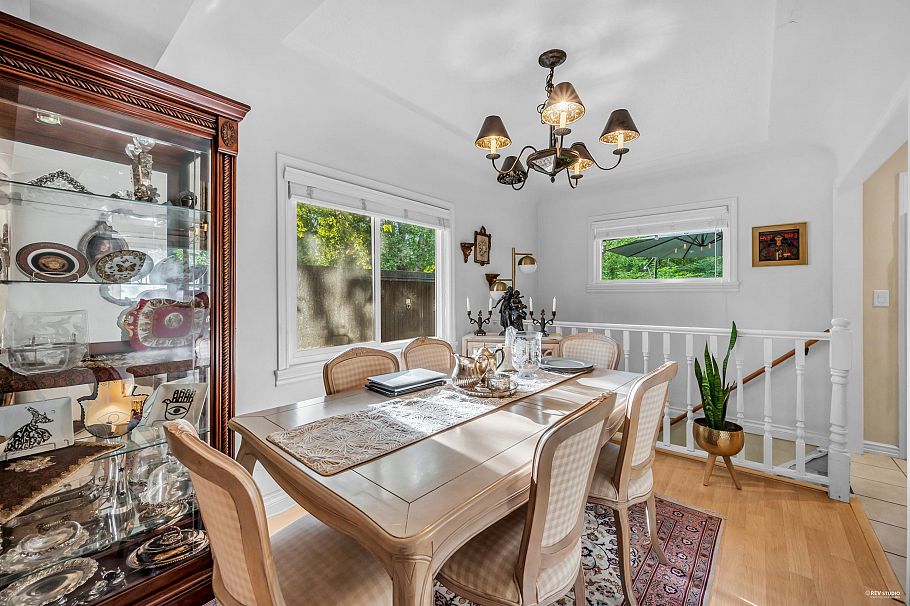 1052 Montroyal Boulevard North Vancouver, BC - 6