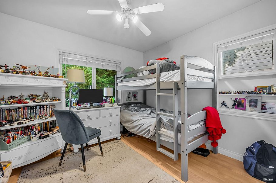 1052 Montroyal Boulevard North Vancouver, BC - 9