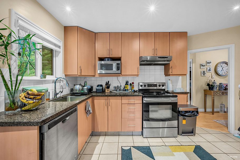 1052 Montroyal Boulevard North Vancouver, BC - 13