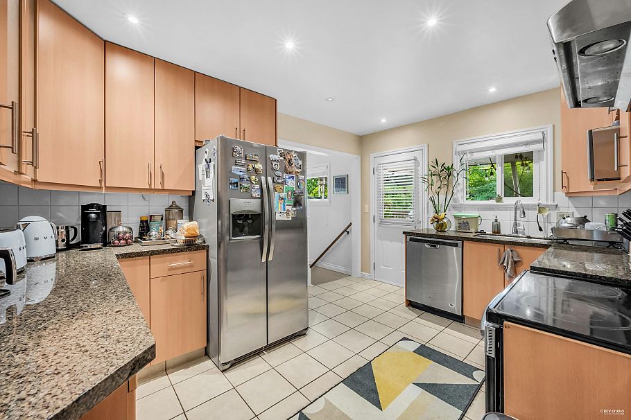 1052 Montroyal Boulevard North Vancouver, BC - 11