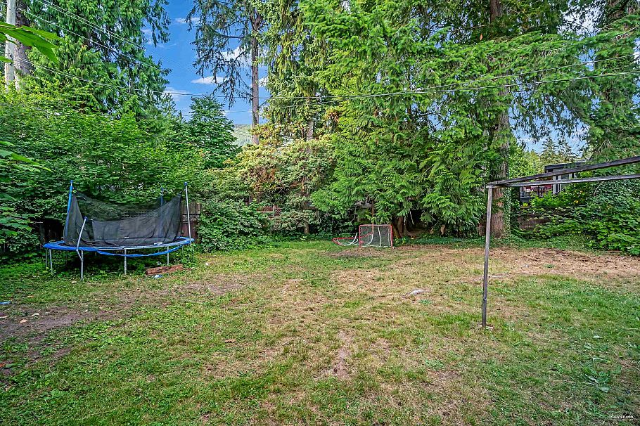 1052 Montroyal Boulevard North Vancouver, BC - 28