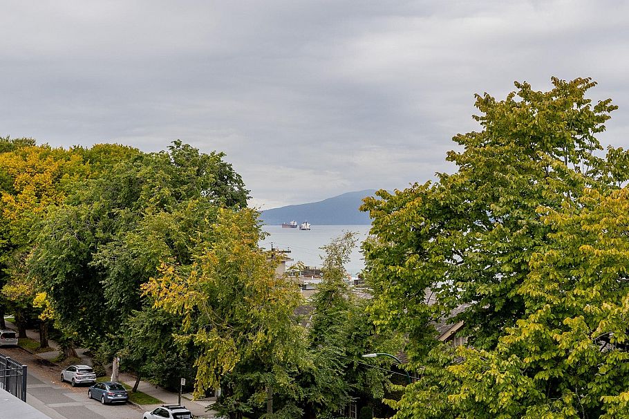 305 2430 Point Grey Road Vancouver, BC - 26