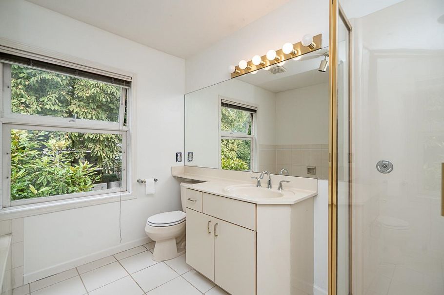 1796 W 14th Avenue Vancouver, BC - 18