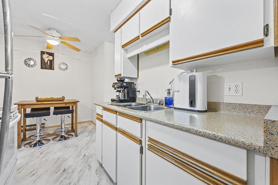 302 458 E 43rd Avenue Vancouver, BC - 9