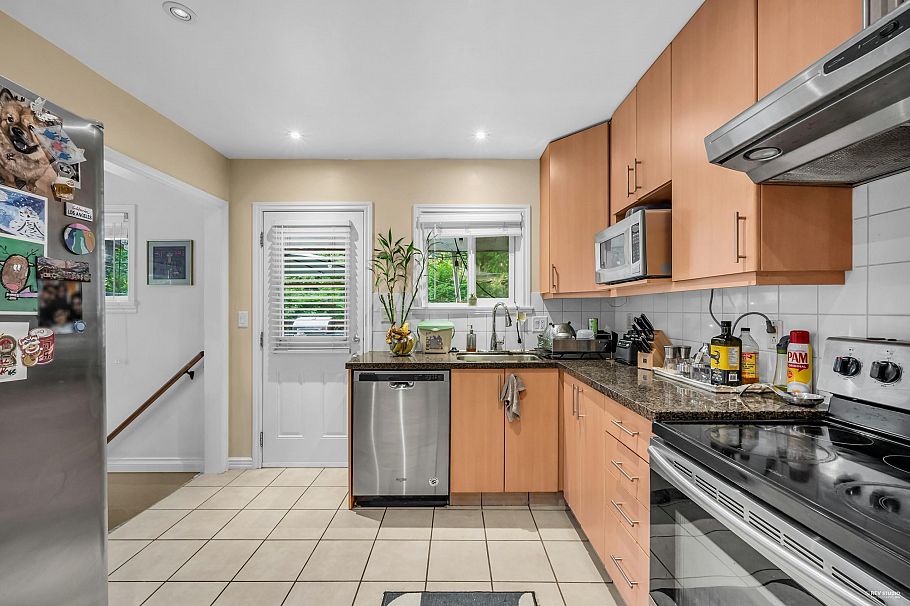 1052 Montroyal Boulevard North Vancouver, BC - 14