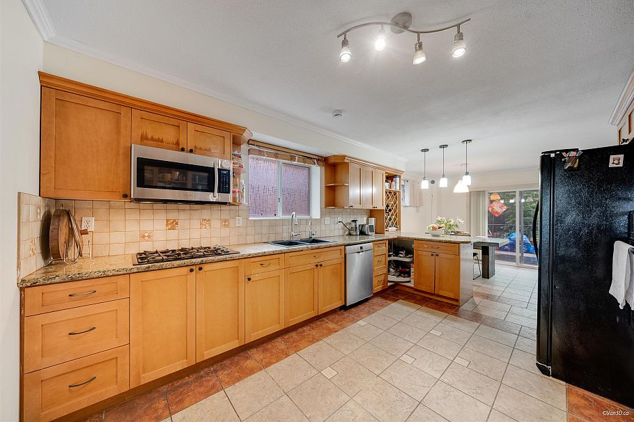 3657 W 29th Avenue Vancouver, BC - 3