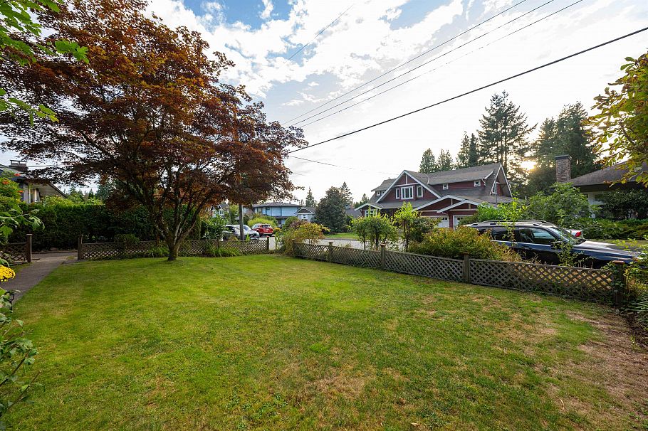 3658 Loraine Avenue North Vancouver, BC - 4