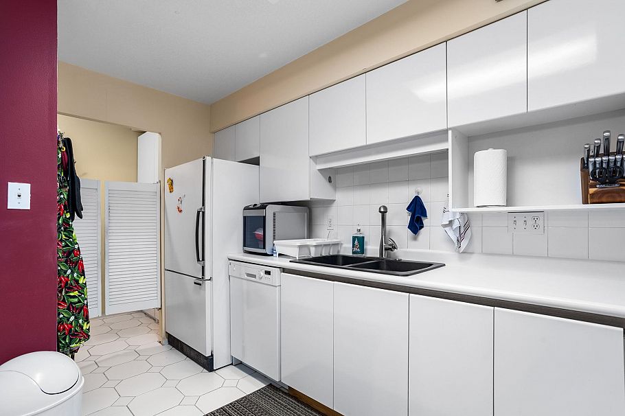 301 106 W Kings Road North Vancouver, BC - 8