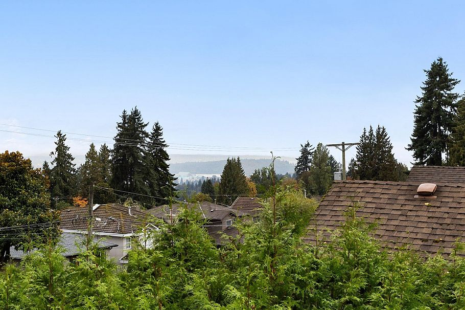 301 106 W Kings Road North Vancouver, BC - 35