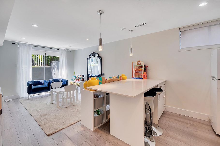 633 Fir Street North Vancouver, BC - 39