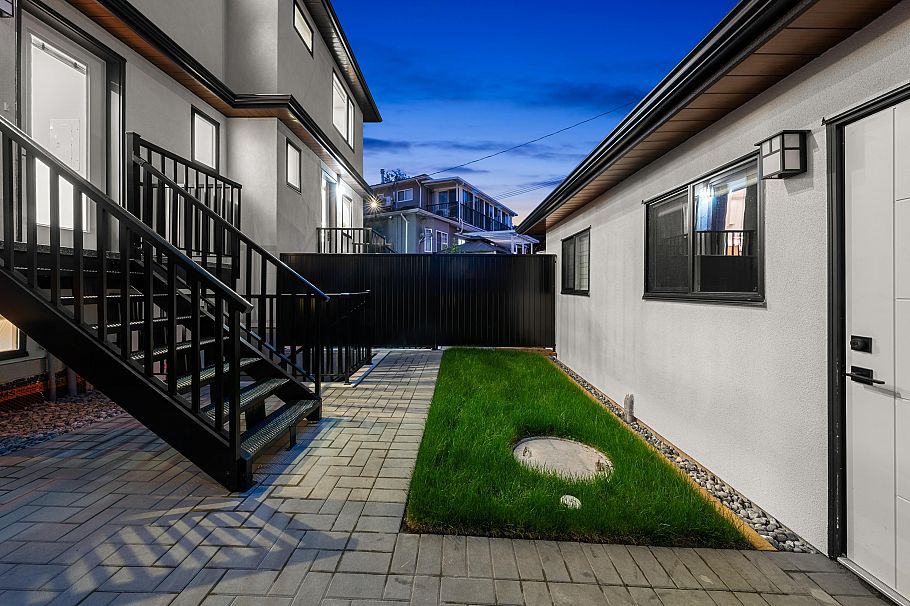 1810 E 55th Avenue Vancouver, BC - 36