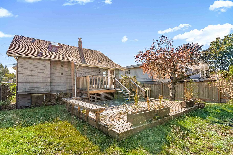 138 W Kings Road North Vancouver, BC - 33