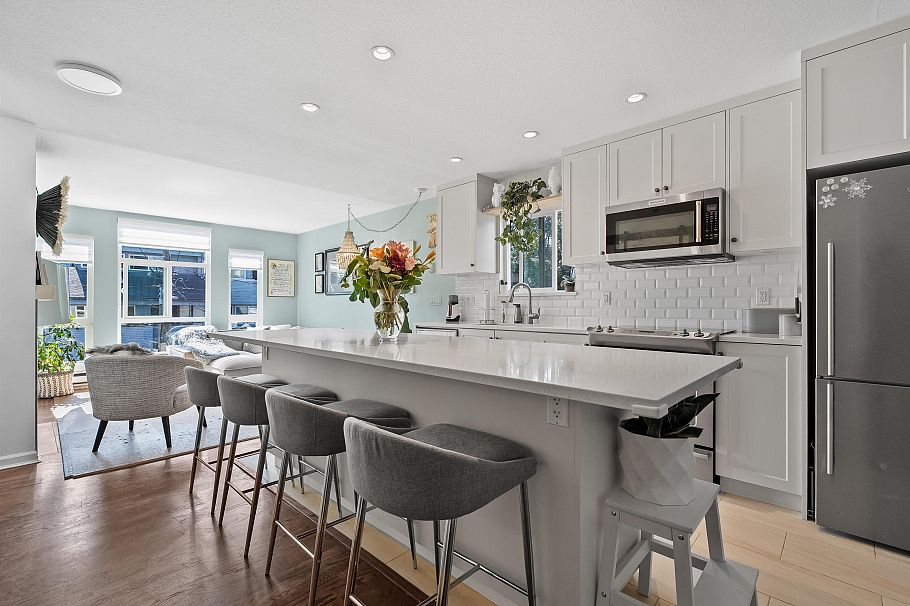 305 2110 Cornwall Avenue Vancouver, BC - 2