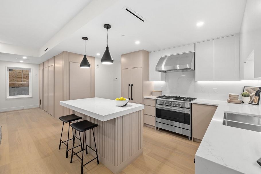 2452 W 49th Avenue Vancouver, BC - 11