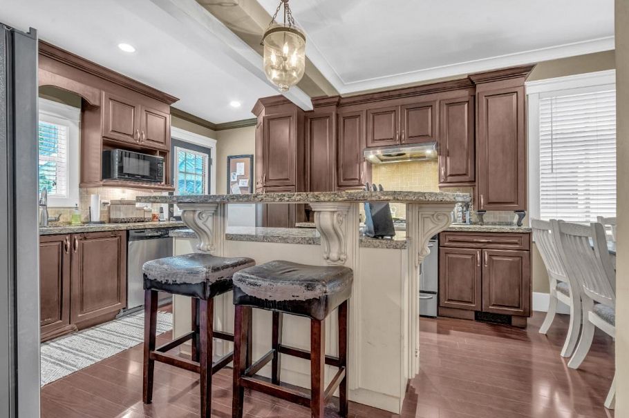 2385 W 7th Avenue Vancouver, BC - 9