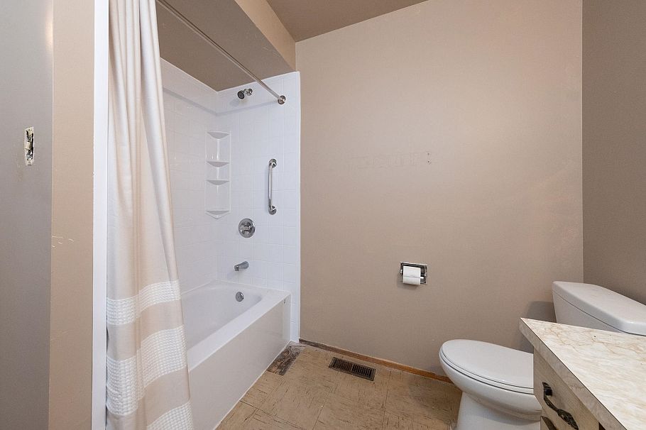 1122 Premier Street North Vancouver, BC - 10