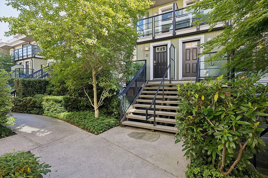 22 728 W 14th Street North Vancouver, BC - 2