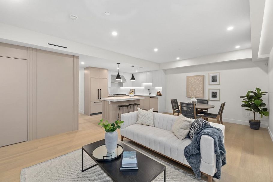 2452 W 49th Avenue Vancouver, BC - 5