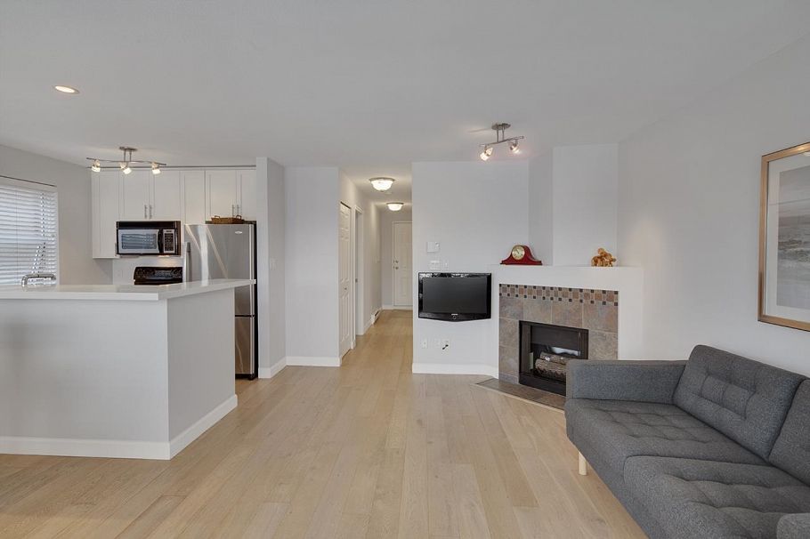 203 985 W 10th Avenue Vancouver, BC - 2