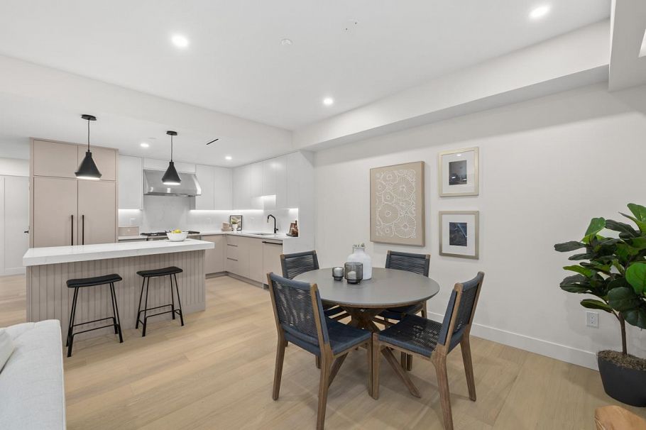 2452 W 49th Avenue Vancouver, BC - 6