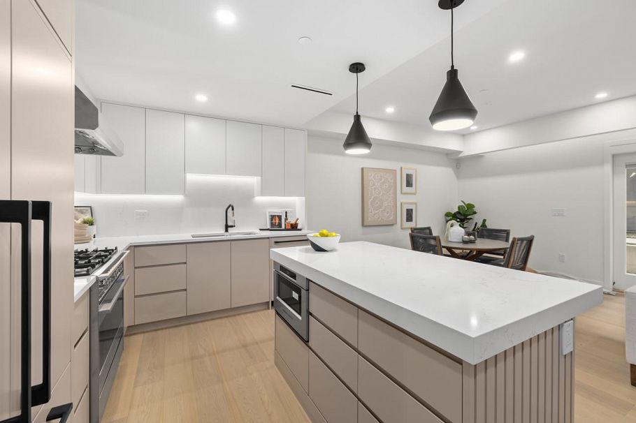 2452 W 49th Avenue Vancouver, BC - 12