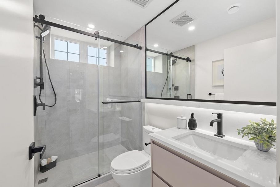 2452 W 49th Avenue Vancouver, BC - 18