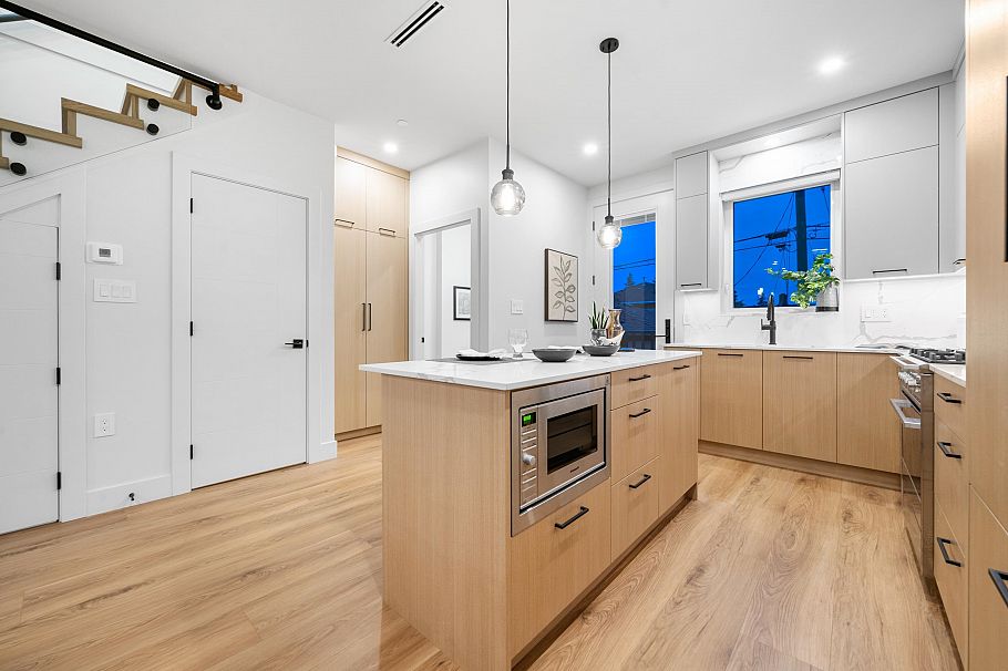 1810 E 55th Avenue Vancouver, BC - 15