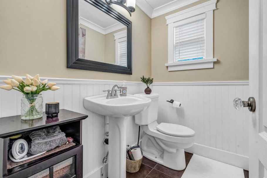 2385 W 7th Avenue Vancouver, BC - 7