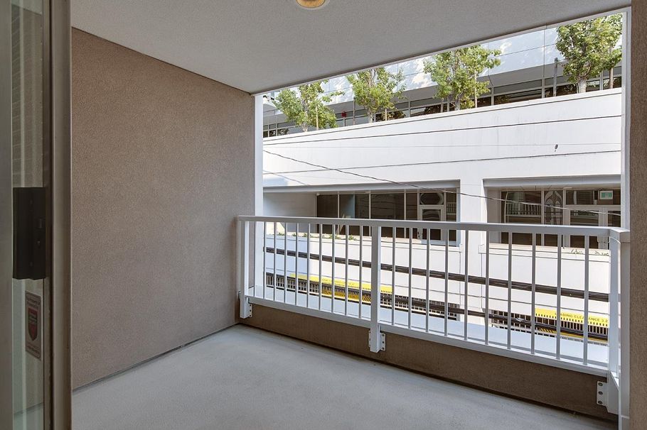 203 985 W 10th Avenue Vancouver, BC - 4