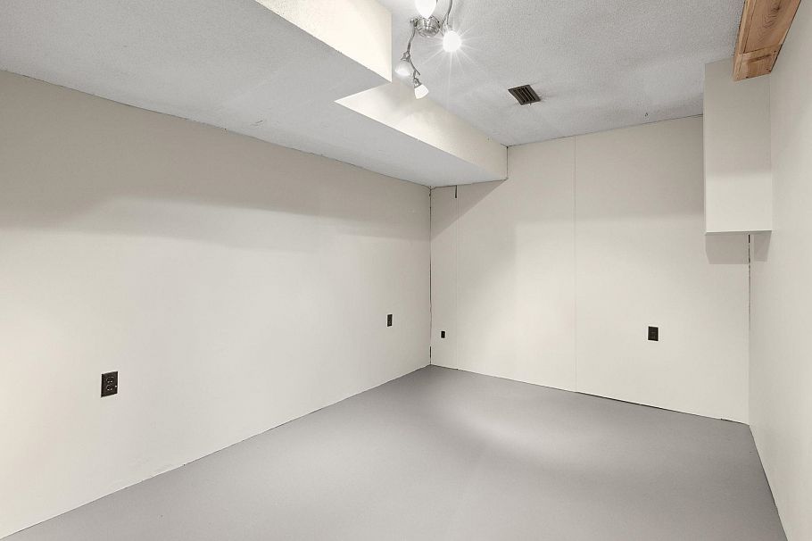 1142 Premier Street North Vancouver, BC - 24