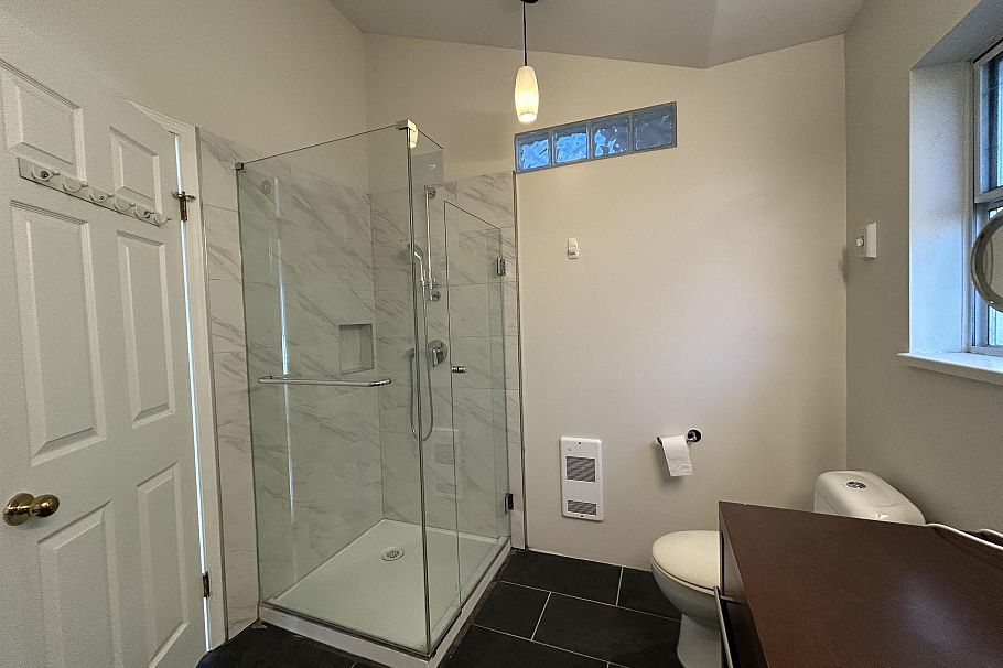 2358 W 6th Avenue Vancouver, BC - 24