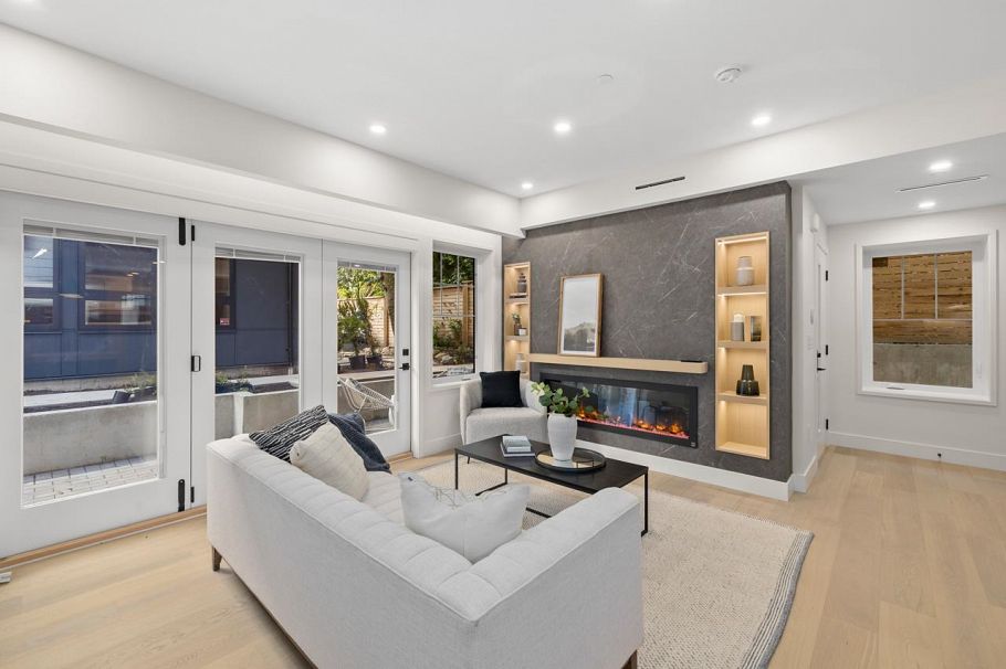 2452 W 49th Avenue Vancouver, BC - 1