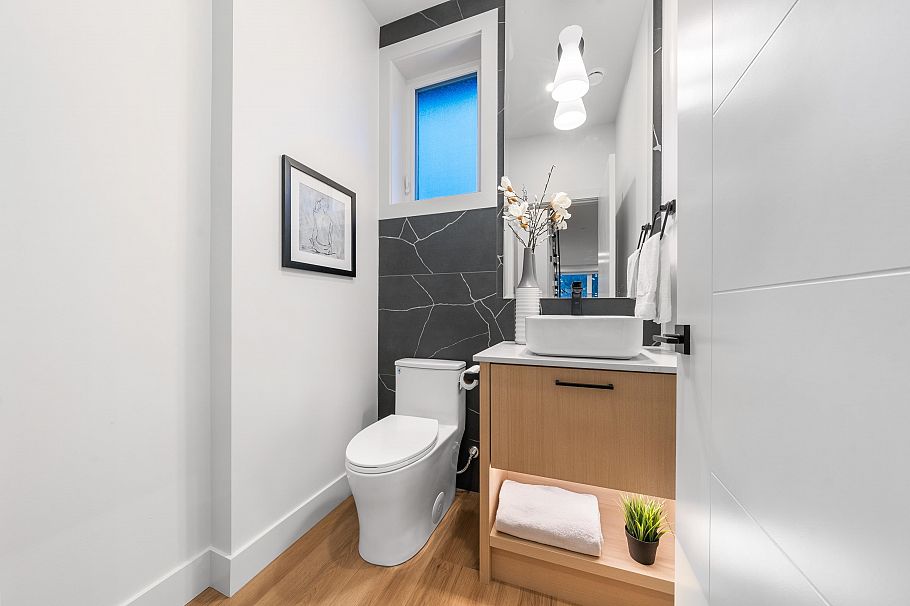 1810 E 55th Avenue Vancouver, BC - 32