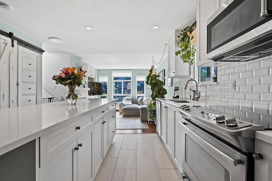 305 2110 Cornwall Avenue Vancouver, BC - 4