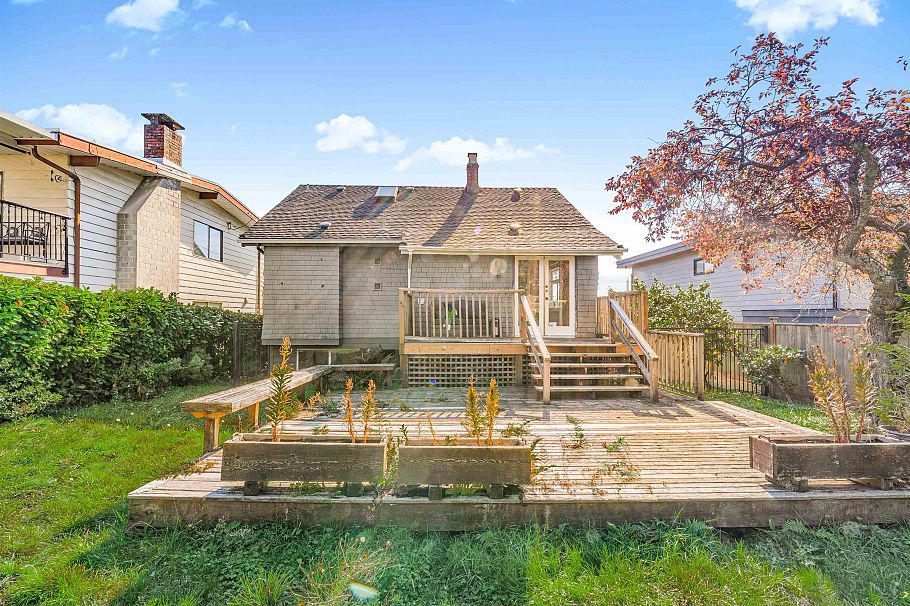 138 W Kings Road North Vancouver, BC - 34