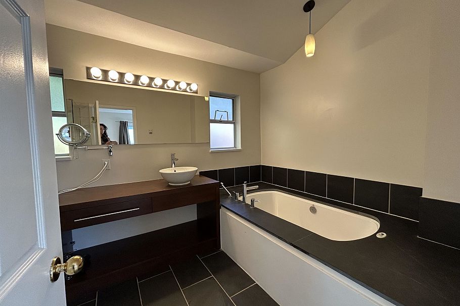 2358 W 6th Avenue Vancouver, BC - 23