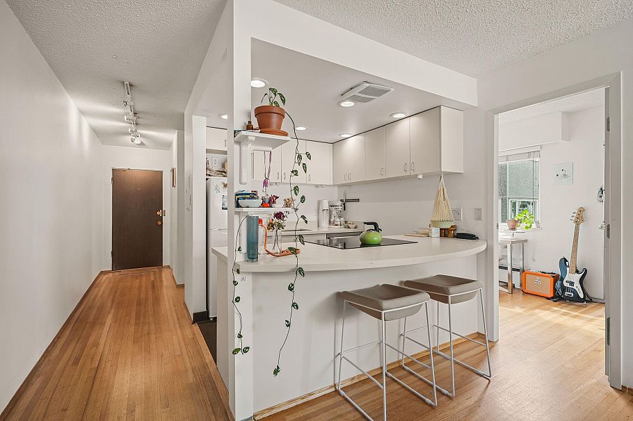 2 1235 W 10th Avenue Vancouver, BC - 1